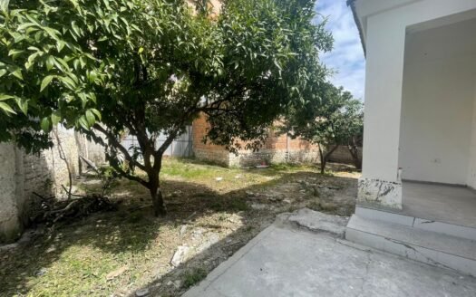 Shitet shtëpi private + truall në Berat